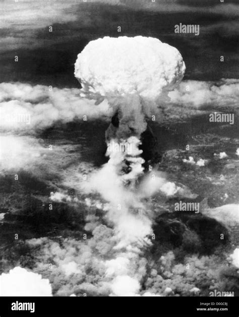 Mushroom cloud over Hiroshima, Japan during World War 2 Stock Photo - Alamy