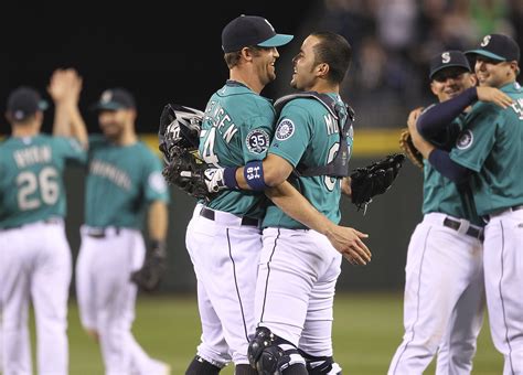 6 Mariners pitchers throw no-hitter - CBS News