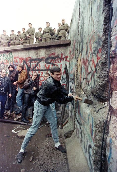 13 iconic photos of the Berlin Wall coming down 27 years ago | Fall of ...