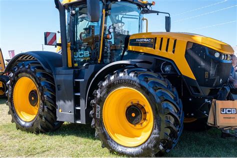 JCB launches Fastrac 4000 and 8000 Series tractors | Equipment World