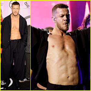 Imagine Dragons’ Dan Reynolds Goes Shirtless, Bares Abs at American ...