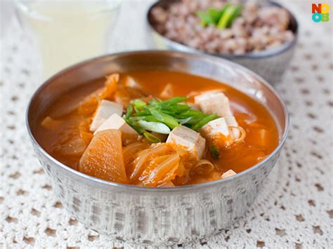 Kimchi Soup (Kimchi Jigae) Recipe | NoobCook.com