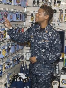 File:US Navy 081107-N-9999X-003 A Chief Petty Officer wears the Navy ...