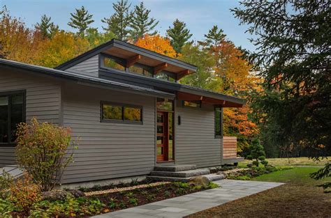 A beautiful midcentury deck house in New Hampshire invites nature inside