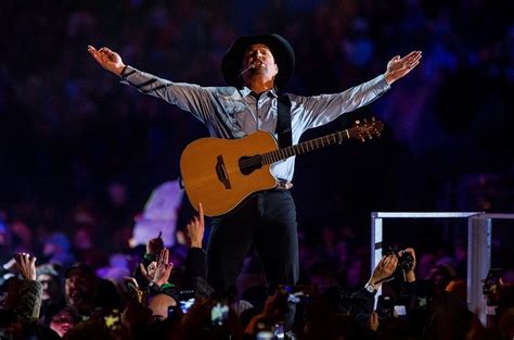 Friends in high places: Garth Brooks adds show after Saskatchewan ...