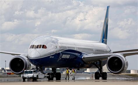 Boeing 787-10 Dreamliner Man Ratio Size Comparison - AERONEF.NET