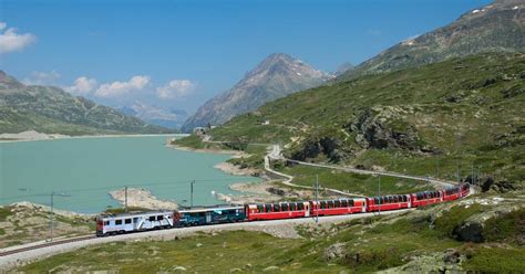 Bernina Express with panoramic carriage tour from Milan | musement