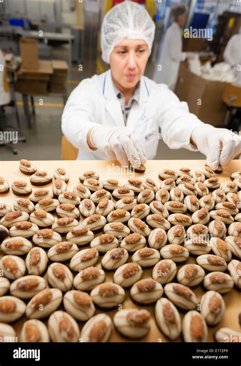 Workers at the Swiss chocolate factory of Lindt & Spruengli in Zurich ...