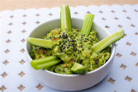 Guacamole dip with veggies - Healthy low carb & high fat cookin`