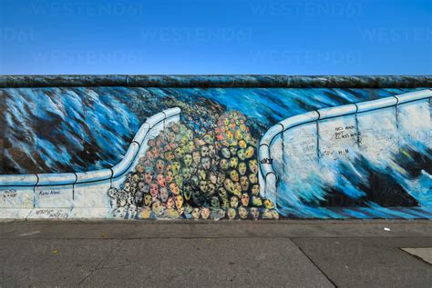 Germany, Berlin, Berlin Wall, East Side Gallery, mural painting - RJ000547 - Roy Jankowski/Westend61