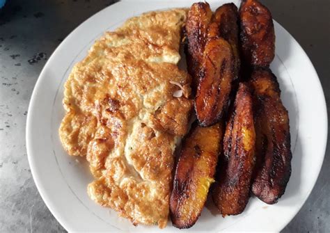 Fried plantain with fried eggs Recipe by lois - Cookpad