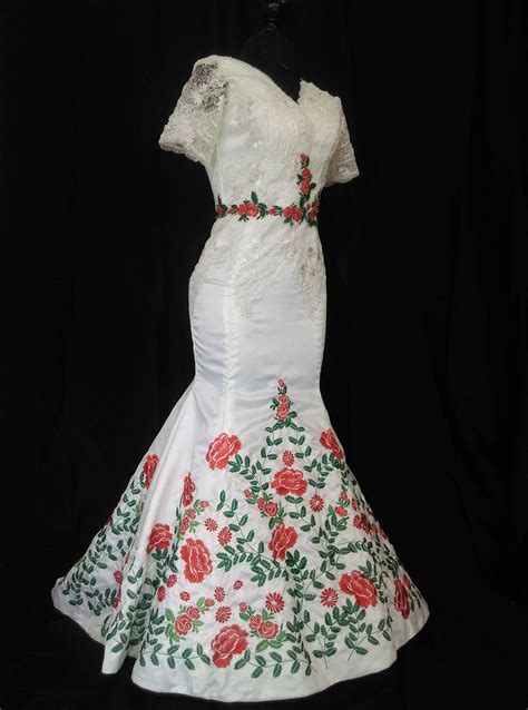 Mexican Wedding Dress. Vestido Mexicano Bordado floral.