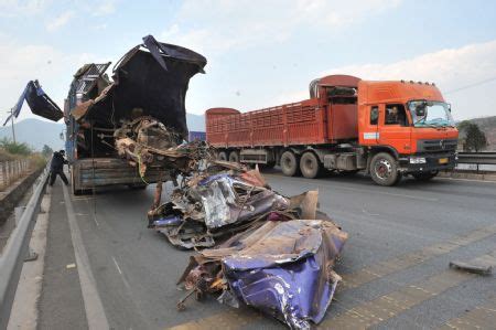 Death toll rises to 21 from China bus-truck crash -- china.org.cn