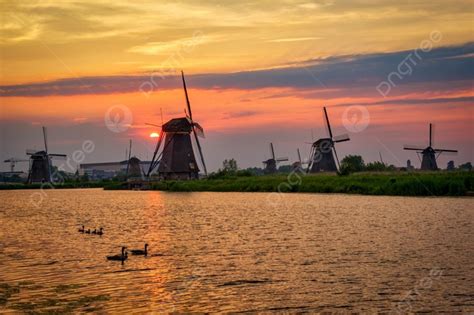 Background Lanskap Pedesaan Belanda Dengan Kincir Angin Di Lokasi Wisata Terkenal Kinderdijk Di ...