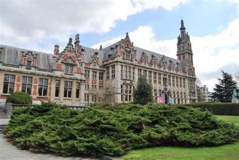 Free University of Brussels wants female graduates to wear low ...