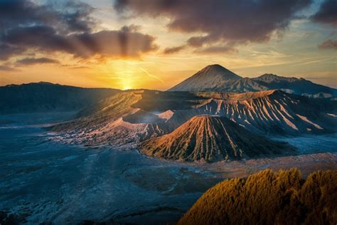 Premium Photo | Sunrise at volcano mt.bromo (gunung bromo) east java, indonesia