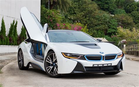 BMW i8 vs Toyota Voxy - Features & Specs Comparison | CarsGuide