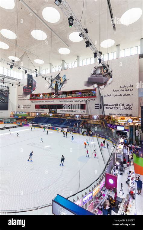 UAE, Downtown Dubai. Ice skating rink in Dubai Mall Stock Photo - Alamy