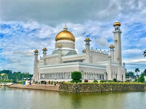 7 Marvelous Mosques To Visit In Brunei [Saifuddien, Bolkiah + Others ...