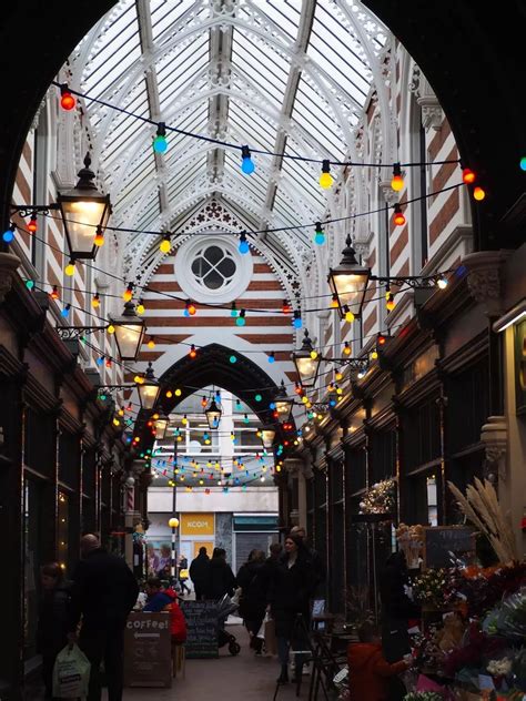 Busy day in Hull city centre as Christmas shoppers flock to shops ...