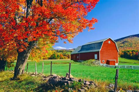 Beautiful Autumn Barn Photos - Fall Foliage Pictures