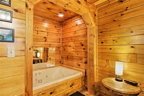 Explore Pigeon Forge: Charming Cabin W/ Hot Tub! in Pigeon Forge w/ 2 BR (Sleeps7)