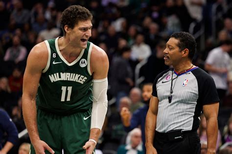 WATCH: Milwaukee Bucks' Brook Lopez ejected after instigating fight