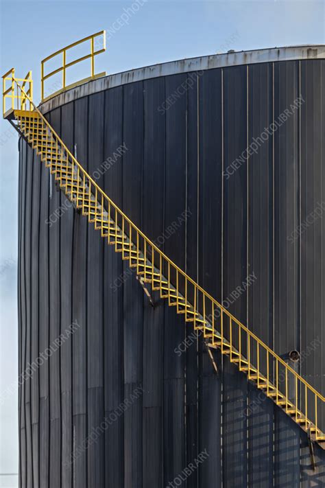 Oil storage tank - Stock Image - C055/4330 - Science Photo Library