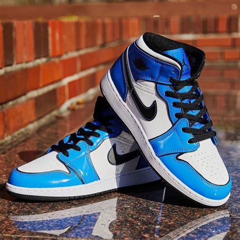 Jordan 1 Mid Signal BlueJordan 1 Mid Signal Blue - OFour