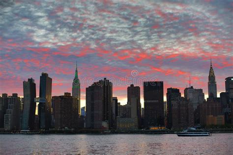 Sunset Over Manhattan Skyline. Editorial Photo - Image of view, queens ...