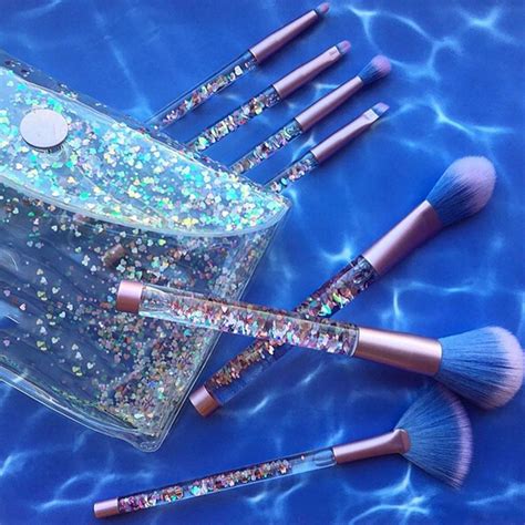 Make a splash with this glittering brush set! 7 essential brushes are made with the softest ...