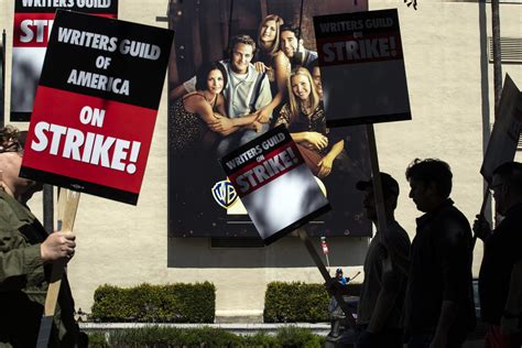 After negotiations fail, Hollywood writers begin strike paralyzing industry - EFE Noticias