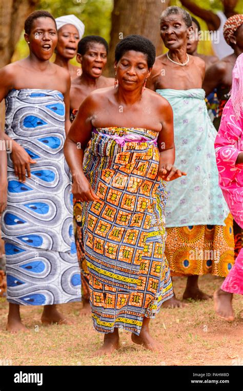 KARA, TOGO - Mar 9, 2013: Unbekannter togoische Frau in traditioneller ...