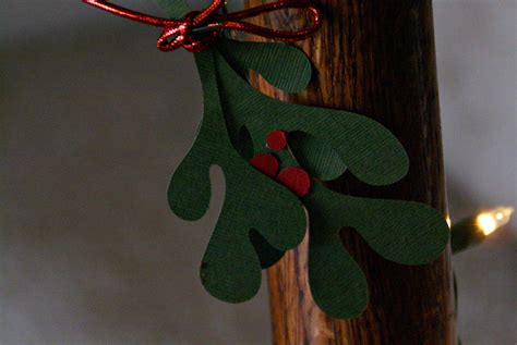 DIY Mistletoe Decor - Busy Moms Helper