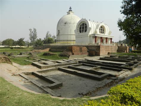 File:Buddha in Kushinagar 08.JPG - Wikimedia Commons