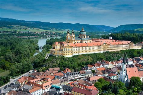 Stift Melk - Melk. Wachau. Luftaufnahme von Melk mit Stift und Altstadt ...