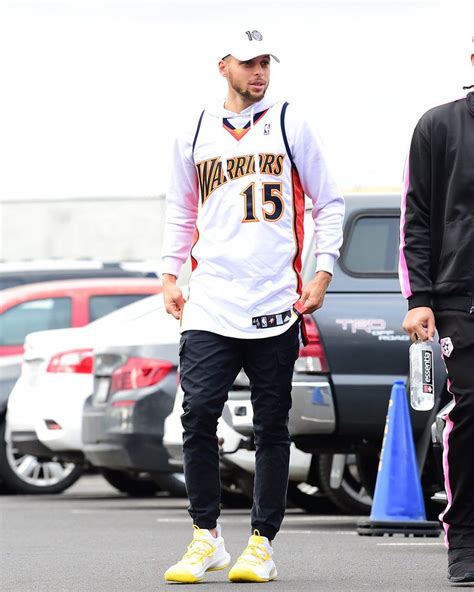 Steph Curry honors Warriors legends by wearing their jerseys ...