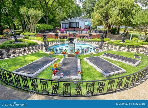 Elvis Presley and Parents Graceland Burial Site Editorial Stock Image ...