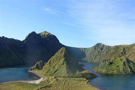 A chain of tiny, disputed islands is Putin's 'Arctic holy grail ...