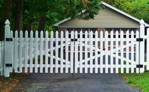 vinyl picket driveway gate | Driveway gate, Fence design, Diy driveway