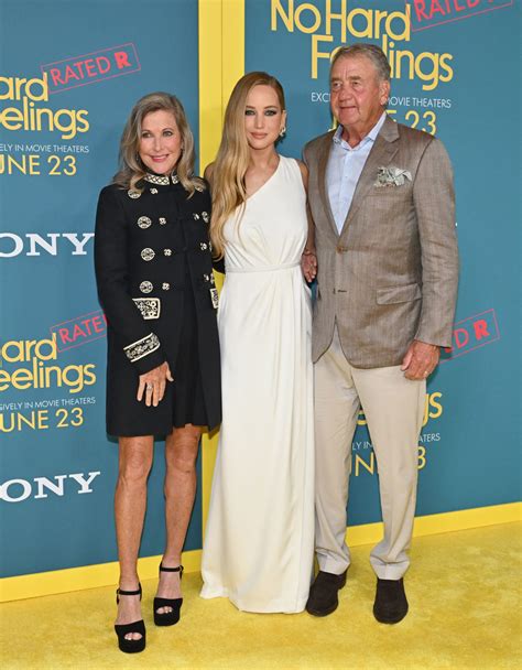 Jennifer Lawrence Brings Her Parents To 'No Hard Feelings' Premiere ...