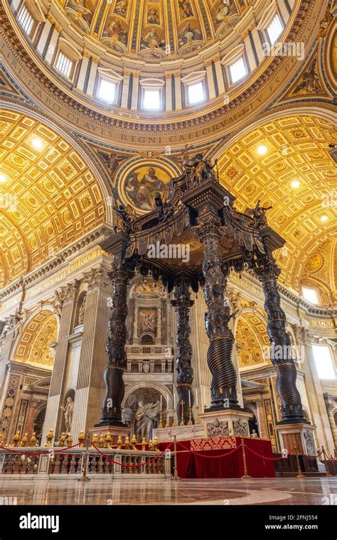 Vista interior de la Basílica de San Pedro en Roma, Italia Fotografía ...