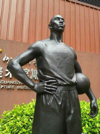 Kobe Bryant Statue in China Sets Twitter Abuzz