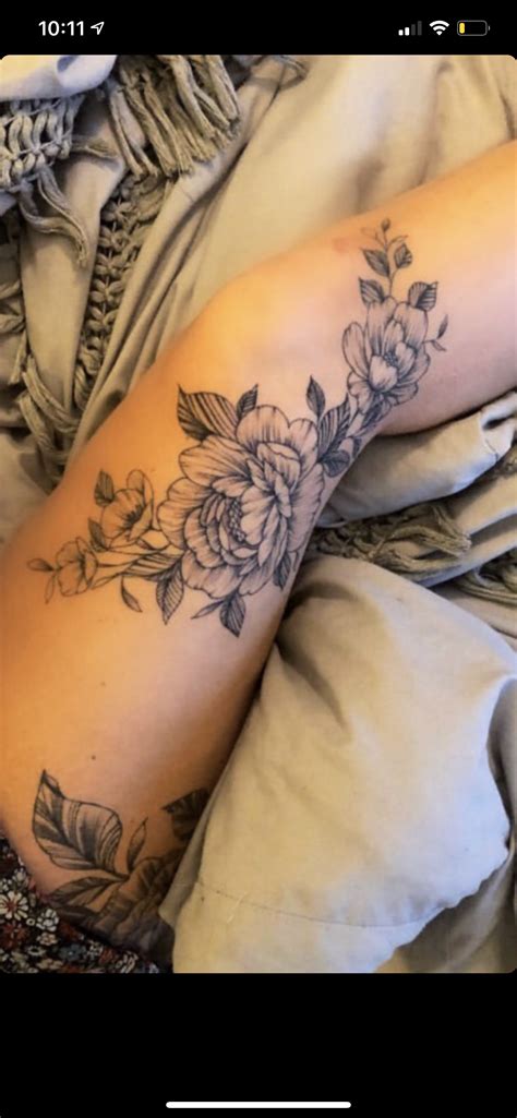 Floral knee tattoo | Thigh tattoos women, Gorgeous tattoos, Leg tattoos women