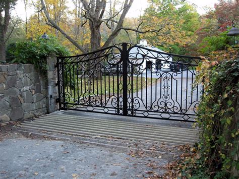 Traditional Wrought Iron Farm Gates / With over 20 years experience in the industry we can bring ...