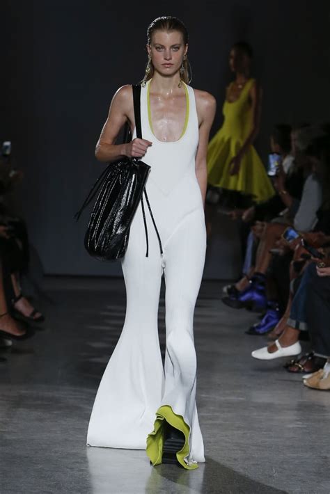 Spring 2023 Bag Trend: Oversize Totes | Spring 2023 Bag Trends From the Runway | POPSUGAR ...