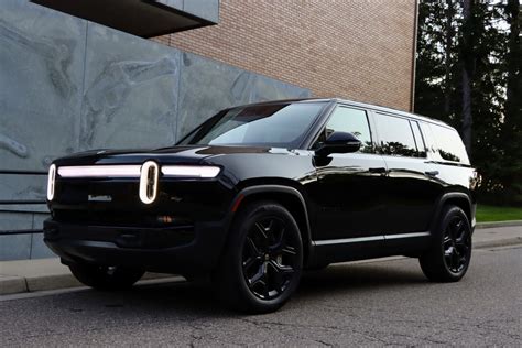 2025 Rivian R1S: Blistering acceleration, new batteries, and prices to ...