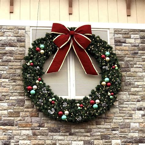 Building Front Wreath | Commercial Holiday Decorations & Seasonal Banners