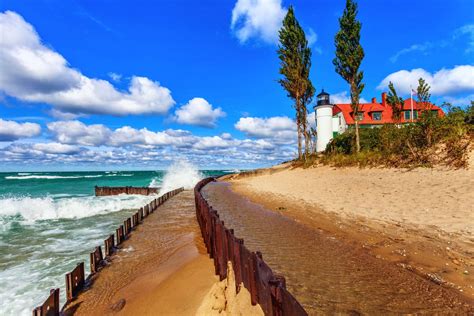 21 BEAUTIFUL Michigan Lighthouses To Visit One Day