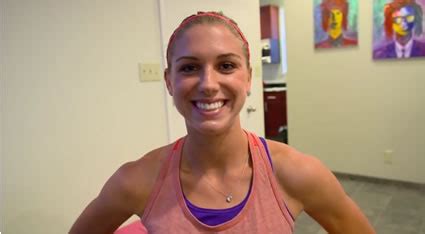 How to Wear a Pink Headband Like Alex Morgan - Soccer Training Info